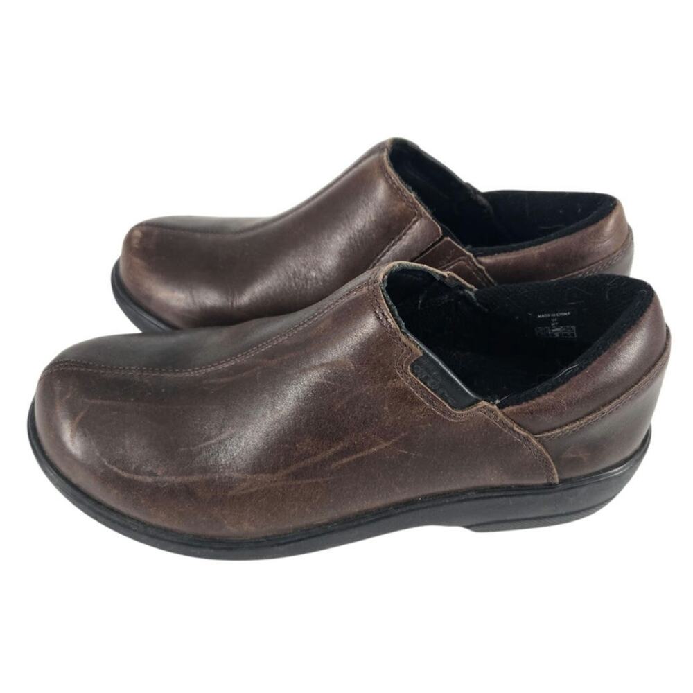 Crocs Brown Leather Comfort Shoe Slip On Womens 7 Gorpcore Granola Girl Outdoor